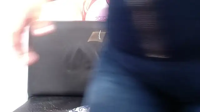 Laura_hottt élő XXX-chatje