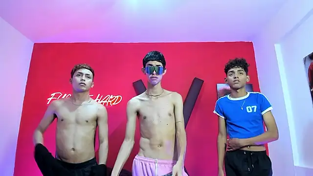 VERY_HOT_GUYS: διαδικτυακό σόου στην κάμερα