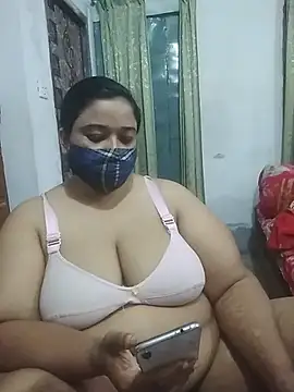 momo_loves Adlı Modelin Canlı XXX Sohbeti