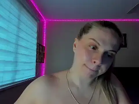 callme_iva: διαδικτυακό σόου στην κάμερα