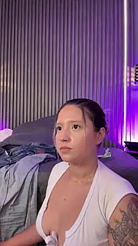 Chatroom XXX en direct de MiaPetit_