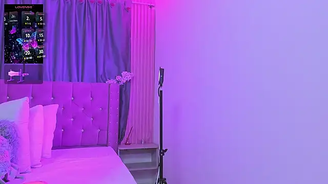 Nayla-Mouna: вебкам-шоу