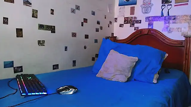 DannyPhantom555 Adlı Modelin Canlı XXX Sohbeti