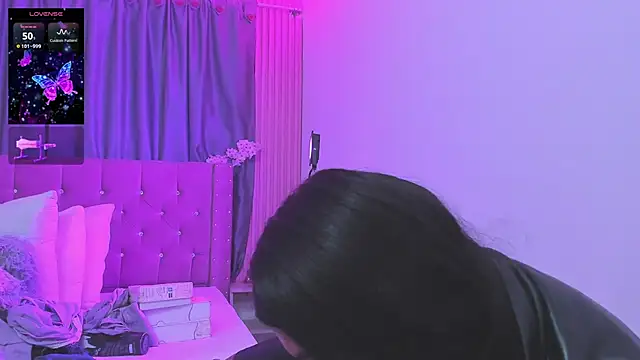 Pokazy przed kamerką – Nayla-Mouna