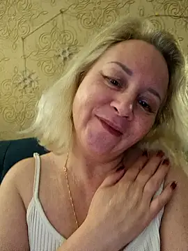 Janahotty: διαδικτυακό σόου στην κάμερα