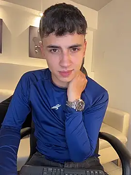 AdrianRinaldi 即時 XXX 聊天