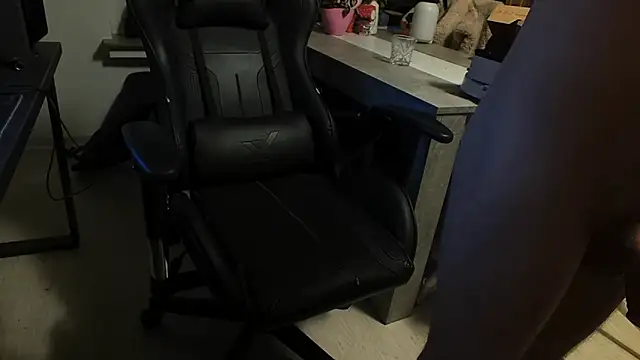 Hot_adem 即時 XXX 聊天