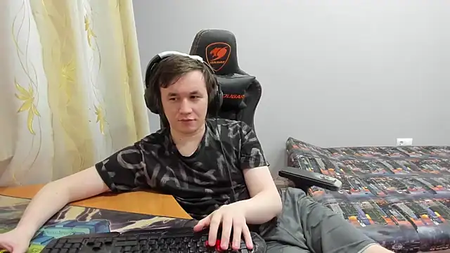 iliaskrislove Adlı Modelin Canlı XXX Sohbeti