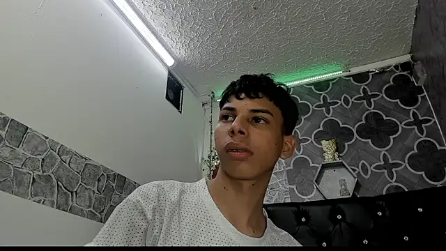 sexyboys_cutex18 Adlı Modelin Canlı XXX Sohbeti