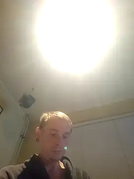 XXX chat uživo modela piercingpik