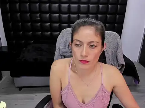 AnnyMilet_ Chat XXX in diretta