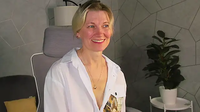 Julie_Lucas Adlı Modelin Canlı XXX Sohbeti