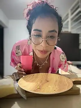 Woo_isDaphne élő XXX-chatje