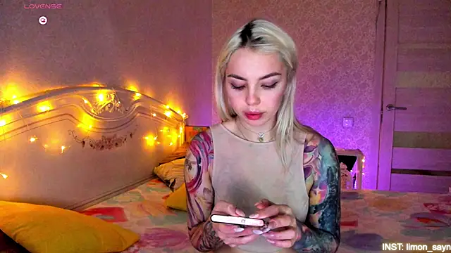 LillyMoure_'s Live XXX Chat