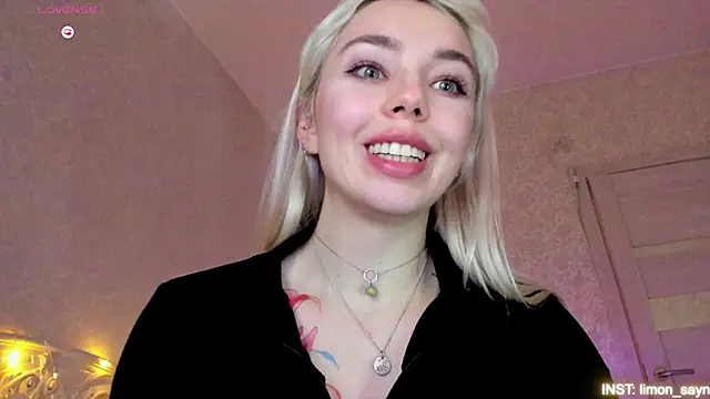 Chatroom XXX en direct de LillyMoure_