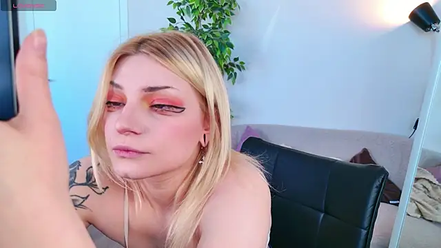 AvaSun élő XXX-chatje