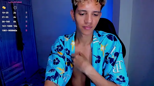 tylernova: онлайн-секс-чат