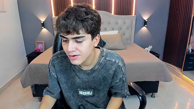 Tommy18__ Chat XXX in diretta