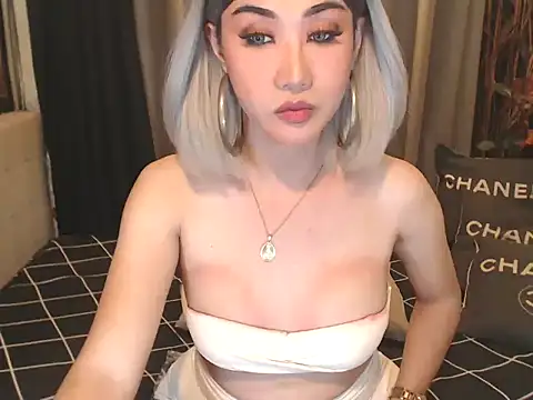 Show modela YourHotCassie na web-kameri