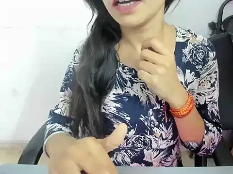 Hotsurbhi élő XXX-chatje