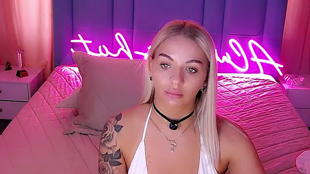 AllwaysHotJ Show in webcam