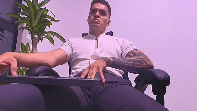 XXX chat uživo modela ALPHA_DOMINUS_