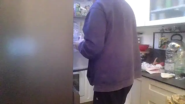 ANONIMO7735: διαδικτυακό σόου στην κάμερα