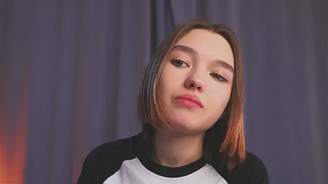 Chat +18 de Leyla_crsh ao vivo