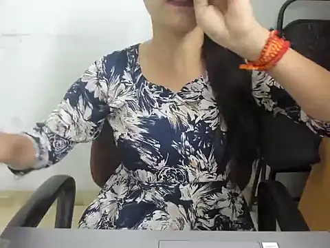 Hotsurbhi élő XXX-chatje