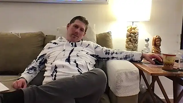 9VOLTT: διαδικτυακό σόου στην κάμερα