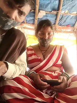 Show modela Indiandesicouple155 na web-kameri