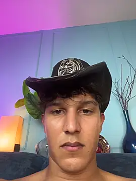 Leo_Savage_ Show in webcam