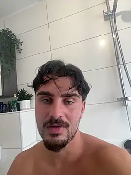 Show modela Youngbooy44 na web-kameri