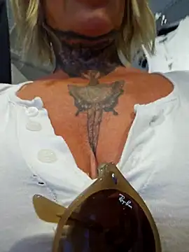 TravelMommyBlair: онлайн-секс-чат