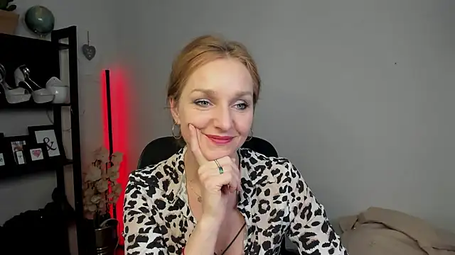 AliciaDesire Chat XXX live
