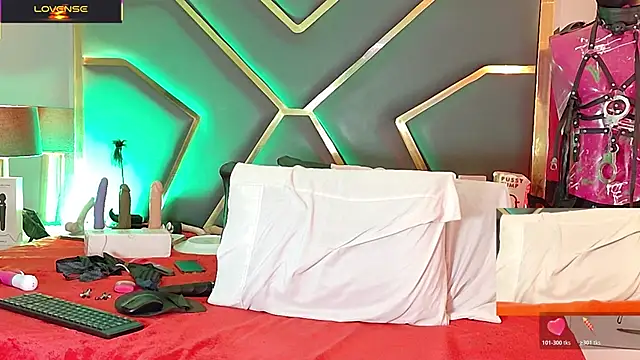 Scarlettt_Ass' Webcam Show