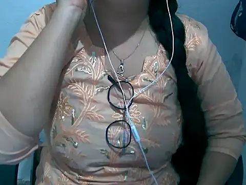 Cute_Aliyaa Adlı Modelin Canlı XXX Sohbeti