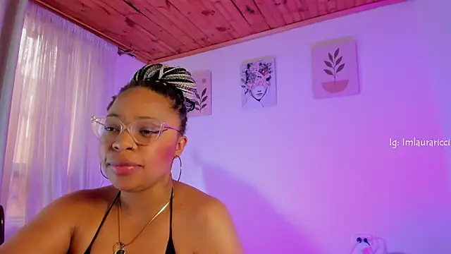 Chat XXX en directo de Lauraricci__