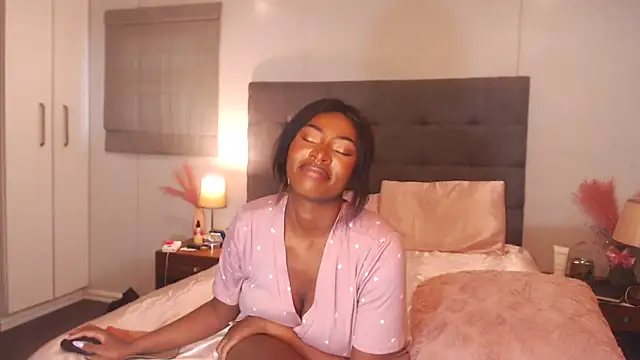 Pokazy przed kamerką – Candykitty01