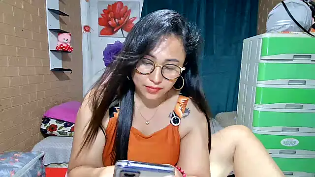 Ugly-Filipina élő XXX-chatje