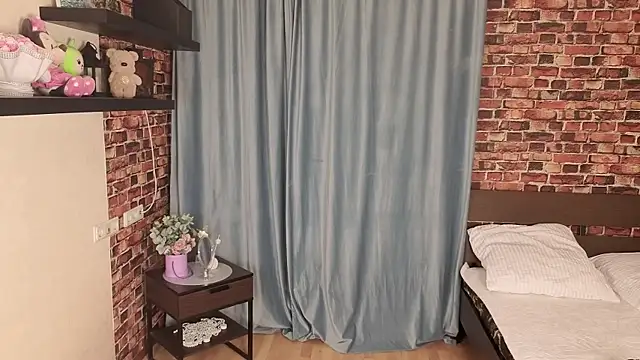 Six_Seven7 Show in webcam