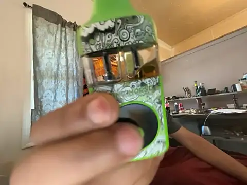 ThrowedWorldWide élő XXX-chatje