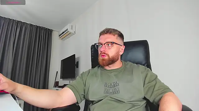 Findom_guy élő XXX-chatje