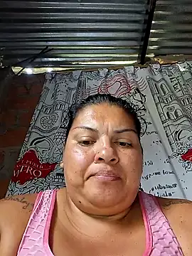 Juli_Powl লাইভ XXX চ্যাট