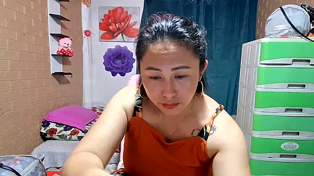 Ugly-Filipina's Live XXX Chat