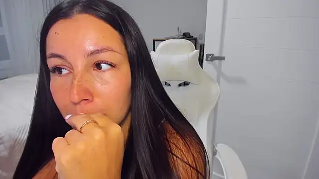 AvisFlowers Adlı Modelin Canlı XXX Sohbeti