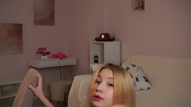 SunnivaCovil live XXX chat