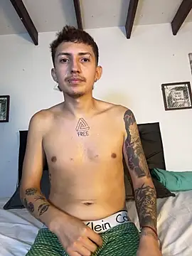 sarah_and_taylor Show in webcam