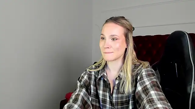 ElaraVoltage live XXX chat