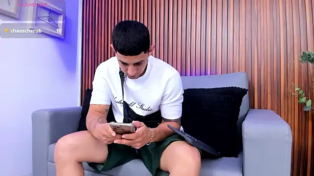 Alex_cute77 即時 XXX 聊天